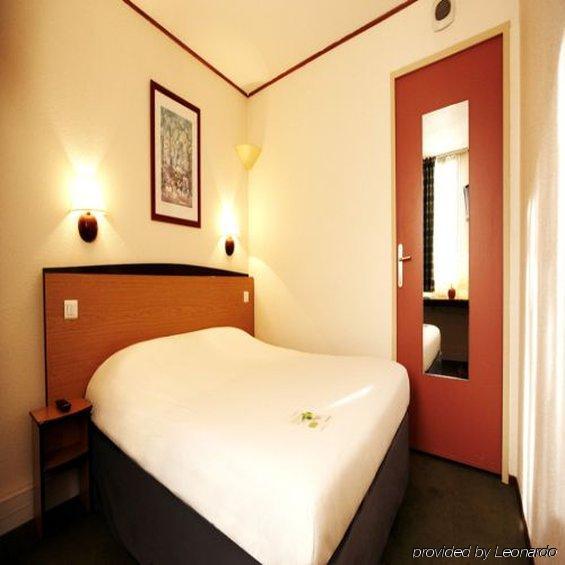 Campanile Paris Ouest - Boulogne Hotel Стая снимка